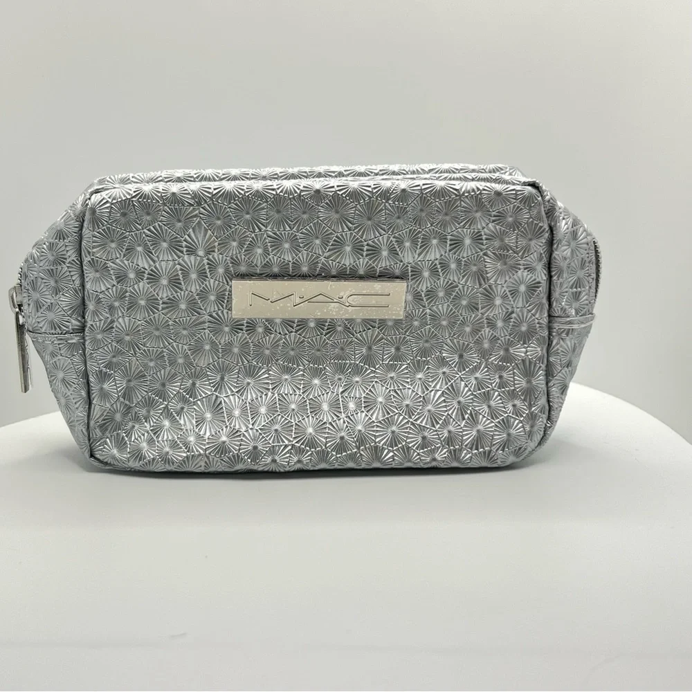 🦋$8 ~MAC Cosmetics Silver Makeup Bag ~ NEW
